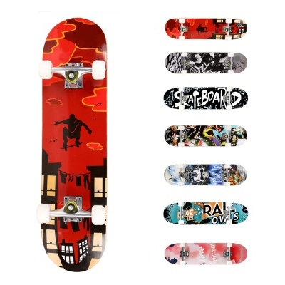 Conjunto de sete skates com vários designs gráficos distintos