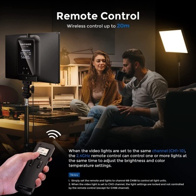Controle remoto e luz de vídeo num ambiente com um casal no sofá