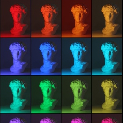 Cabeça da escultura David iluminada em várias cores RGB, texto explicativo no topo.