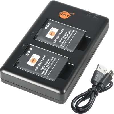 Carregador de pilhas preto com duas baterias e cabo USB