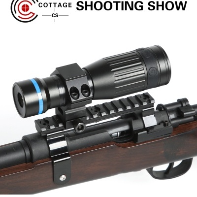 Mira telescópica preta montada em arma com coronha de madeira castanha