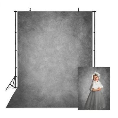 Fundo fotográfico cinzento com suporte e criança em vestido branco e cinzento