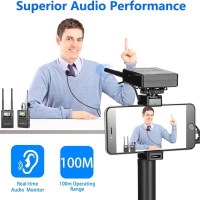 Homem com microfone de lapela e equipamento de gravação sem fios a ser captado por smartphone