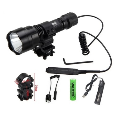 Lanterna tática preta com acessórios incluindo suporte, bateria, carregador e controle remoto