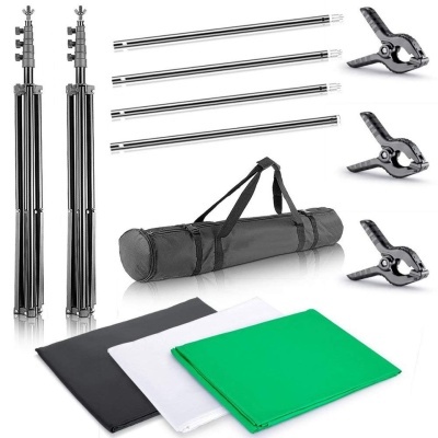 Conjunto de suporte fotográfico com tripés, barras metálicas, grampos, tecidos de fundo preto, branco e verde e bolsa de transporte