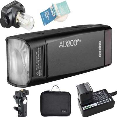 Flash Godox AD200Pro com acessórios incluindo suporte, bateria, carregador e estojo