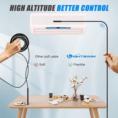 Ar condicionado branco com cabo flexível contra cabo rígido mostrando diferença de flexibilidade, cenário de mesa com flores e comida