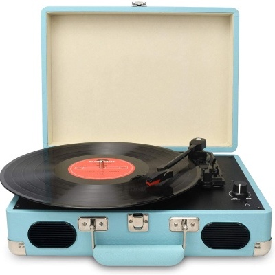 Toca-discos portátil azul claro com vinil preto e etiqueta vermelha