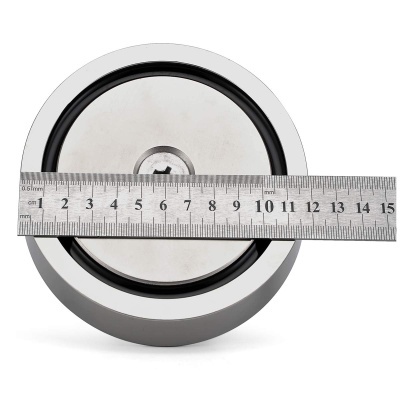 Cilindro metálico prateado com régua metálica a marcar 10 cm na frente