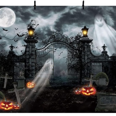 Fundo fotográfico de Halloween com portão, abóboras iluminadas, lápides e um fantasma no céu noturno