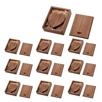 Conjunto de caixas de madeira com coração de madeira dentro