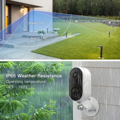 Câmara de vigilância exterior com indicação de resistência IP65 e ângulos de visão numa área ajardinada