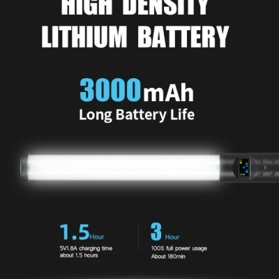 Lanterna com texto sobre bateria de lítio alta densidade e duração de bateria