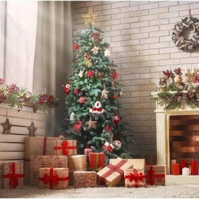 Sala decorada para o Natal com árvore, presentes, lareira decorada e coroa pendurada