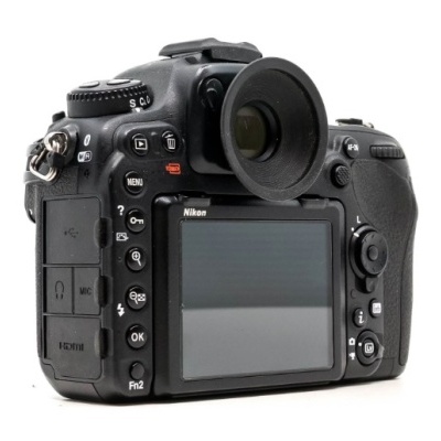 Câmara fotográfica digital preta Nikon vista de trás