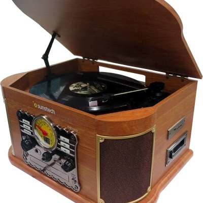 Tocadiscos de madeira castanha com tampa aberta e colunas laterais em tecido castanho