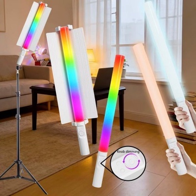 Bastão de luz LED com painel colorido e suporte tripé num ambiente interior