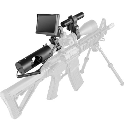 Suporte com visor digital e mira acoplados a uma arma longa