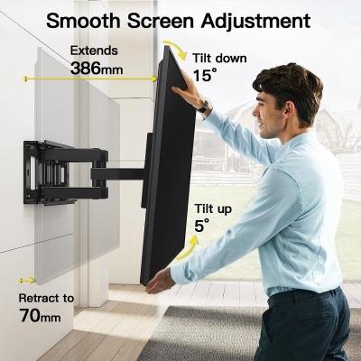 Homem a ajustar suporte de parede preto para televisão, mostrando ângulos de inclinação e extensão.