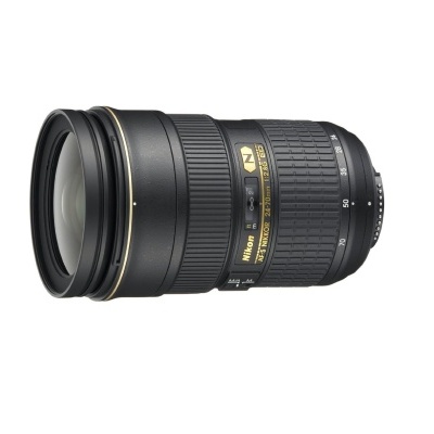 Objetiva fotográfica Nikon preta com inscrições douradas e anéis de focagem e zoom