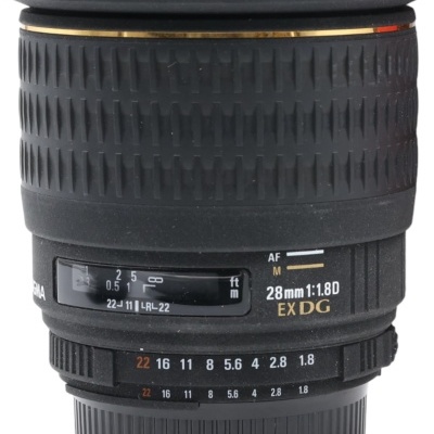 Objetiva fotográfica preta com texto 28mm 1:1.8D EX DG