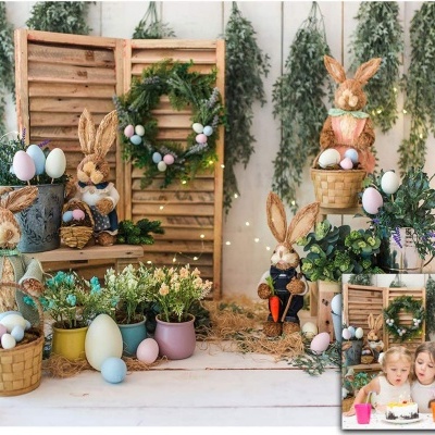 Decoração de Páscoa com coelhos e ovos coloridos sobre mesa branca