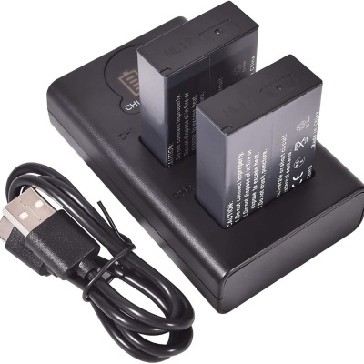 Carregador de bateria preto com duas baterias e cabo USB