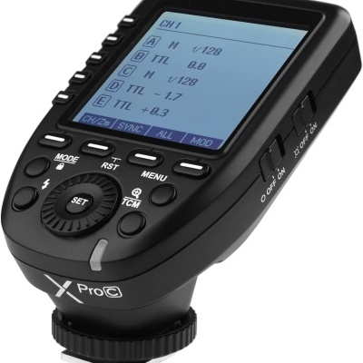 Dispositivo eletrónico preto com ecrã azul e botões