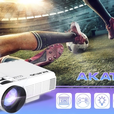 Projetor branco AKATUO em ambiente de estádio de futebol com jogadores e ícones de características na base