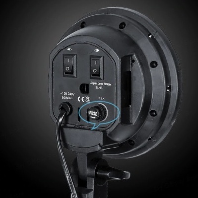 Luz de estúdio fotográfico com painel traseiro e cabo em fundo preto