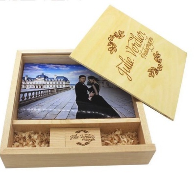 Caixa de madeira clara com fotografia e pendrive de madeira gravada