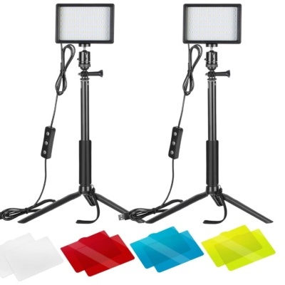 Duas luzes LED em tripés com filtros coloridos empilhados em frente