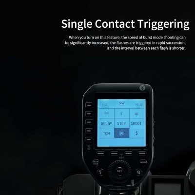 Dispositivo eletrônico preto com tela azul e botões em fundo preto