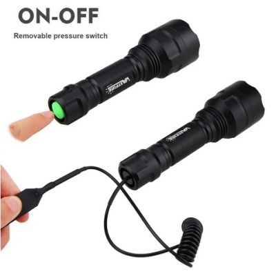 Lanterna preta com botão verde e cabo remoto enrolado