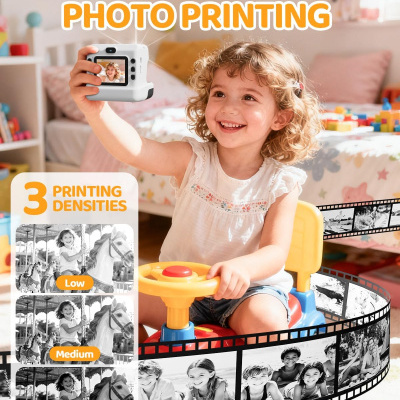 Criança segurando câmara instantânea branca num quarto infantil colorido com texto INSTANT PHOTO PRINTING