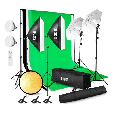 Equipamento de estúdio fotográfico com fundo verde, softboxes, sombrinhas, lâmpadas e tripés.