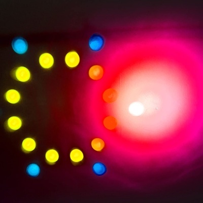 Luzes coloridas desfocadas em padrão circular com fundo escuro