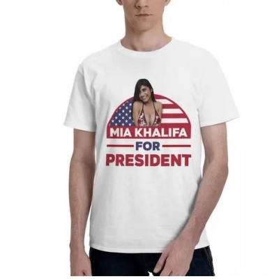 T-shirt branca com estampa de mulher e bandeira dos EUA, texto MIA KHALIFA FOR PRESIDENT