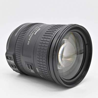 Lente fotográfica Nikon 24-85mm preta sobre fundo branco