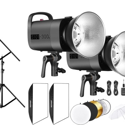 Conjunto de equipamento de iluminação fotográfica com dois estúdios de luz, tripés, softboxes e painéis reflectores