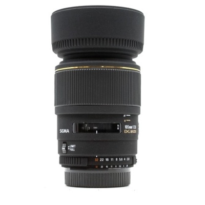 Objetiva fotográfica Sigma 105mm f/2.8 DG MACRO preta com marcações