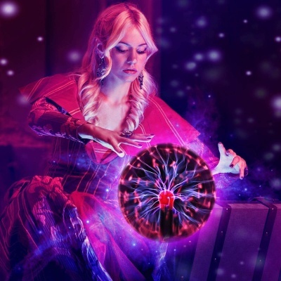 Mulher com vestido vermelho interagindo com esfera de plasma num ambiente iluminado roxo