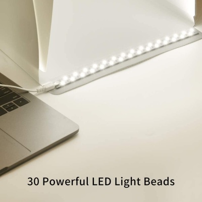 Tira de luz LED branca com 30 pontos de luz, próximo a um portátil prateado