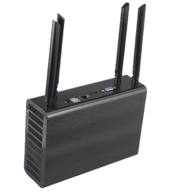 Roteador Wi-Fi preto com quatro antenas e várias portas no topo, fundo branco