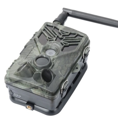 Câmara de vigilância camuflada com antena preta e padrão verde