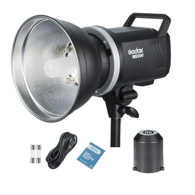 Lanterna de estúdio fotográfico Godox MS300 com acessórios em fundo branco