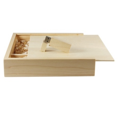 Pen USB de madeira em caixa retangular de madeira clara com tampa deslizante