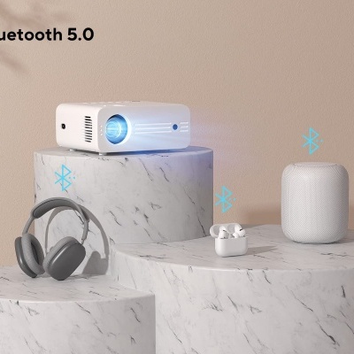 Projetor, auscultadores, earphones e coluna inteligente brancos sobre suportes de mármore com texto Bluetooth 5.0