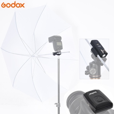 Kit de fotografia Godox com guarda-chuva branco, suporte metálico e flash com sistema de disparo sem fio.