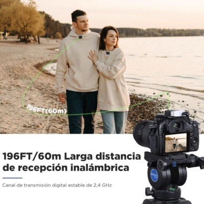 Jovem casal na praia com câmara preta em tripé em primeiro plano e texto promocional em espanhol